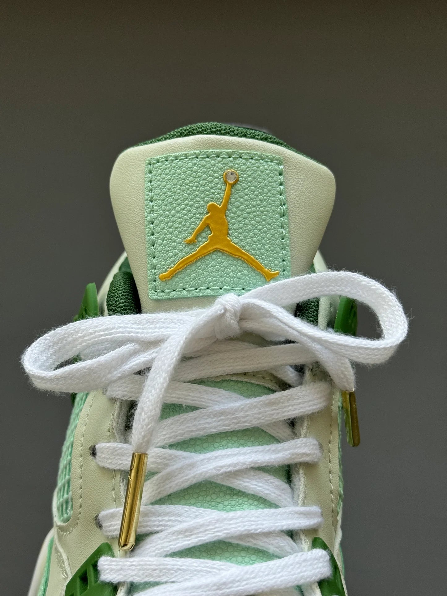 Tenis Jordan 4 Retro Verde.