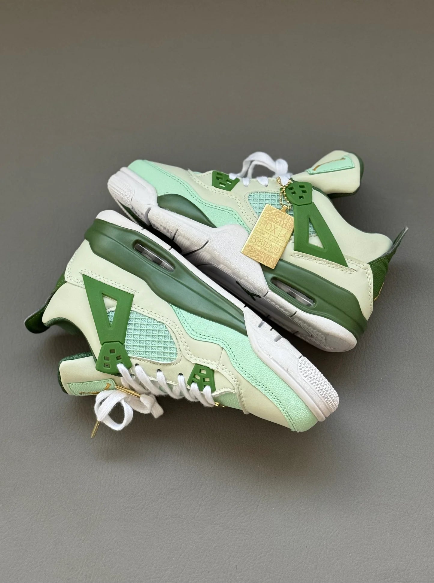 Tenis Jordan 4 Retro Verde.