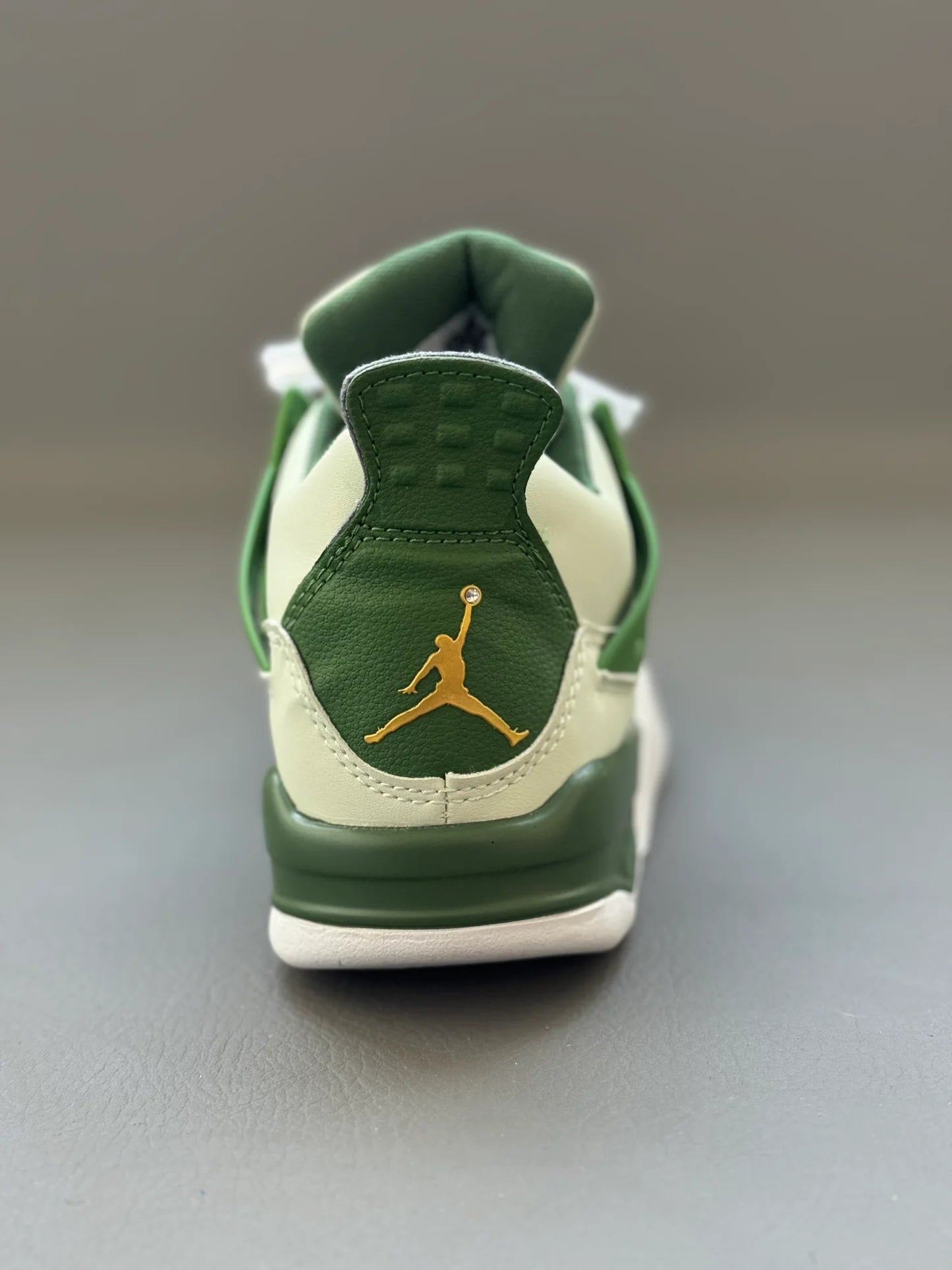 Tenis Jordan 4 Retro Verde.