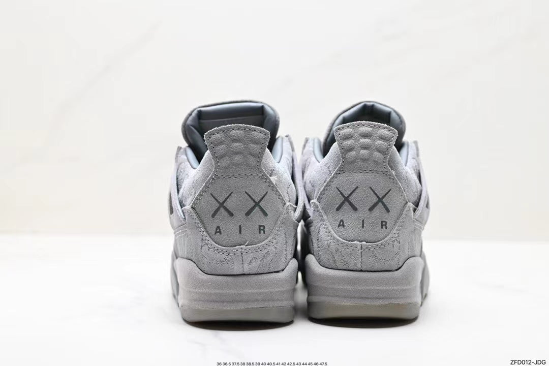 Tenis Jordan 4 Retro Gris Claro.