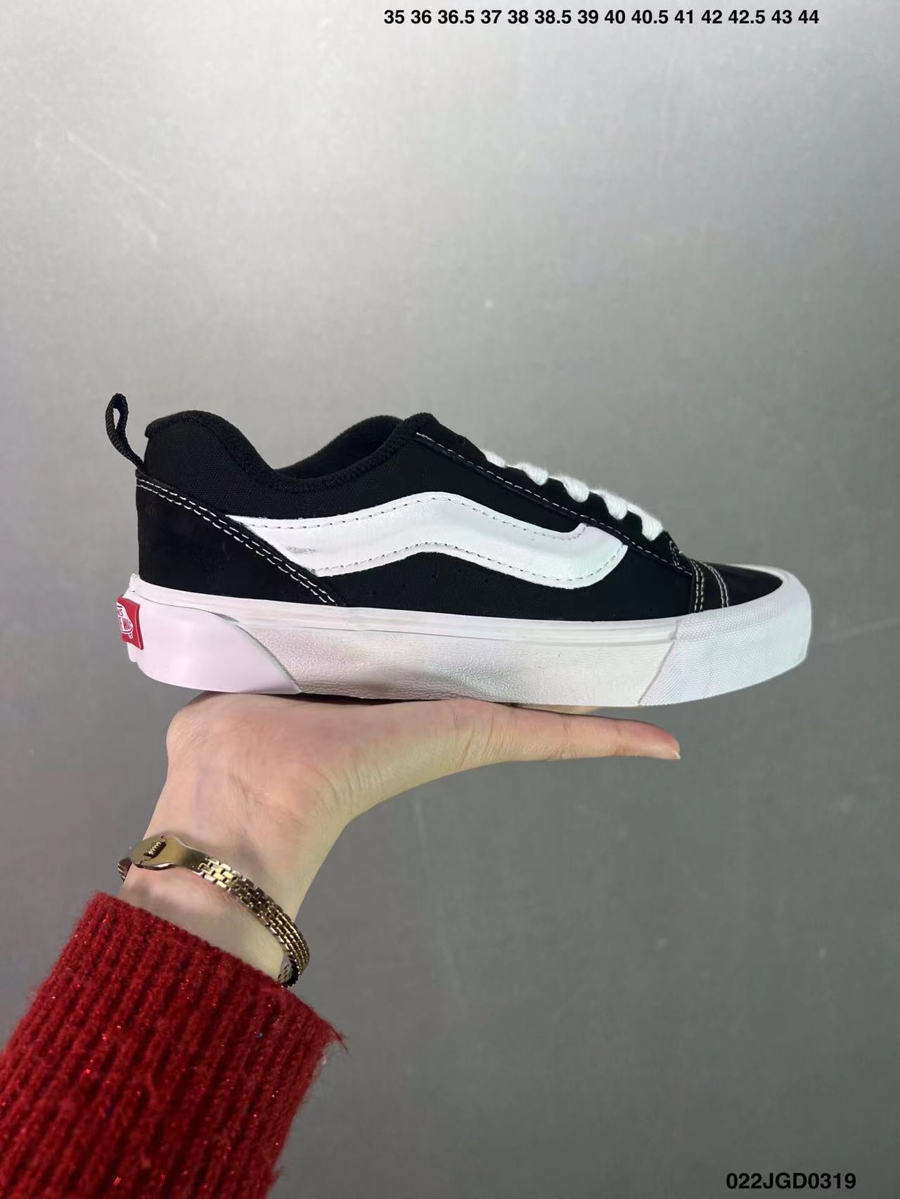 Tenis Vans Clasicas Negro Blanco.