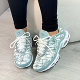 Tenis Air Max Plus Azul Blanco Claro.