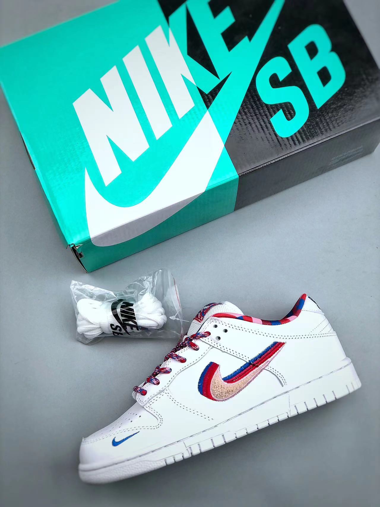 Tenis SB Dunk Low Parra Blanco.