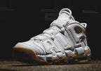 Tenis Air More Uptempo Blanco Cafe.
