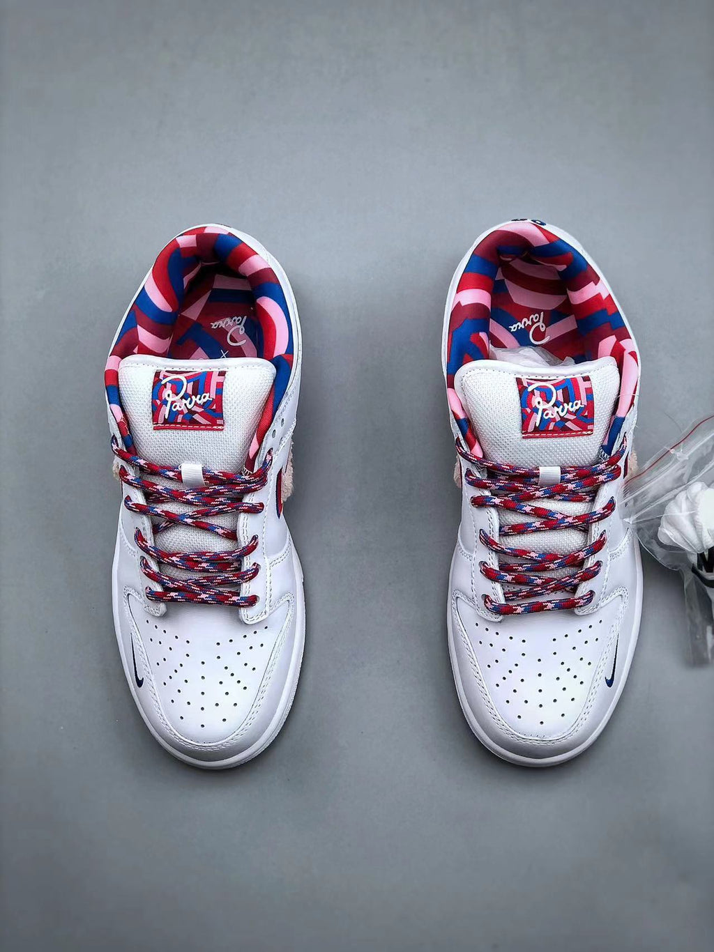 Tenis SB Dunk Low Parra Blanco.