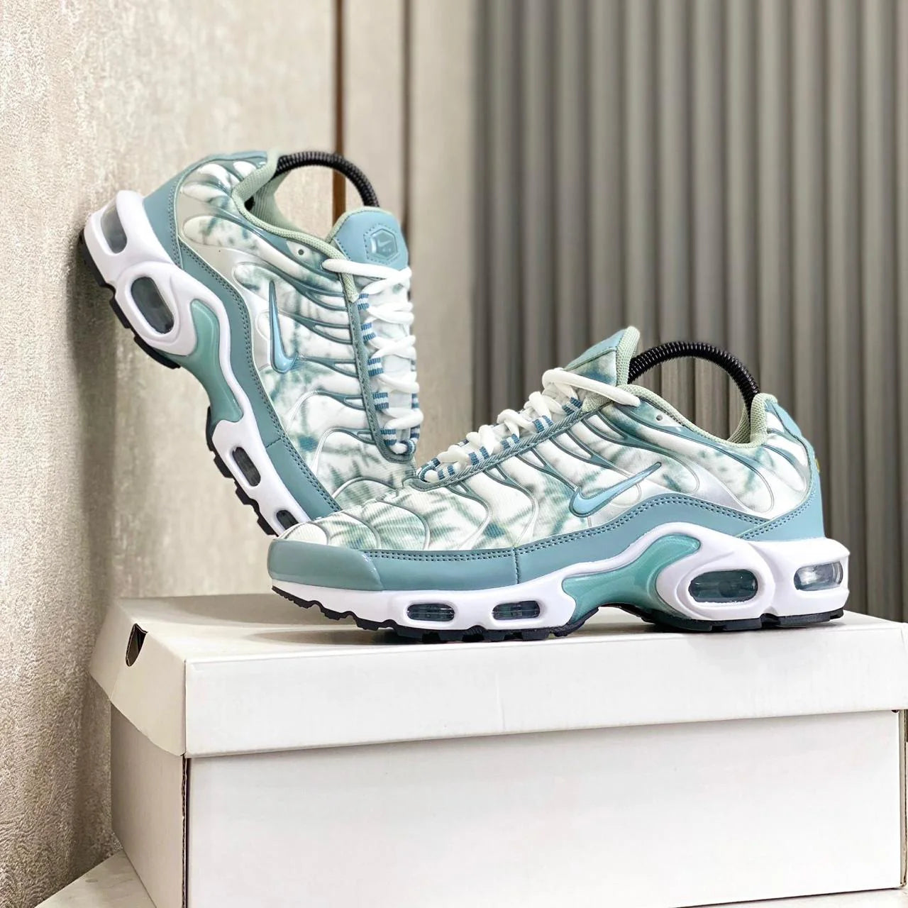 Tenis Air Max Plus Azul Blanco Claro.