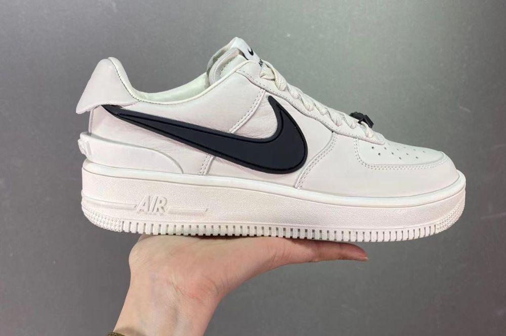 Tenis Air Force 1 AMBUSH Blanco Negro