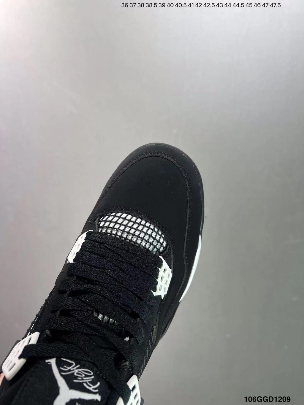 Tenis Jordan 4 Retro Negro Blanco.