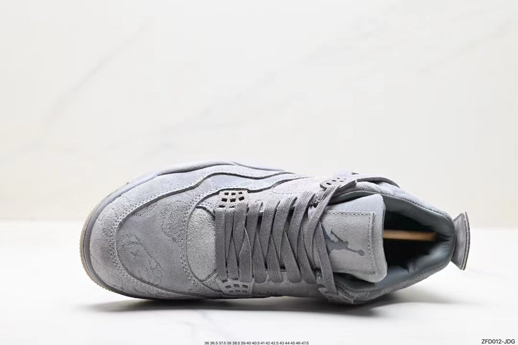Tenis Jordan 4 Retro Gris Claro.