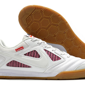 Supreme x Nike SB Gato Blanco.