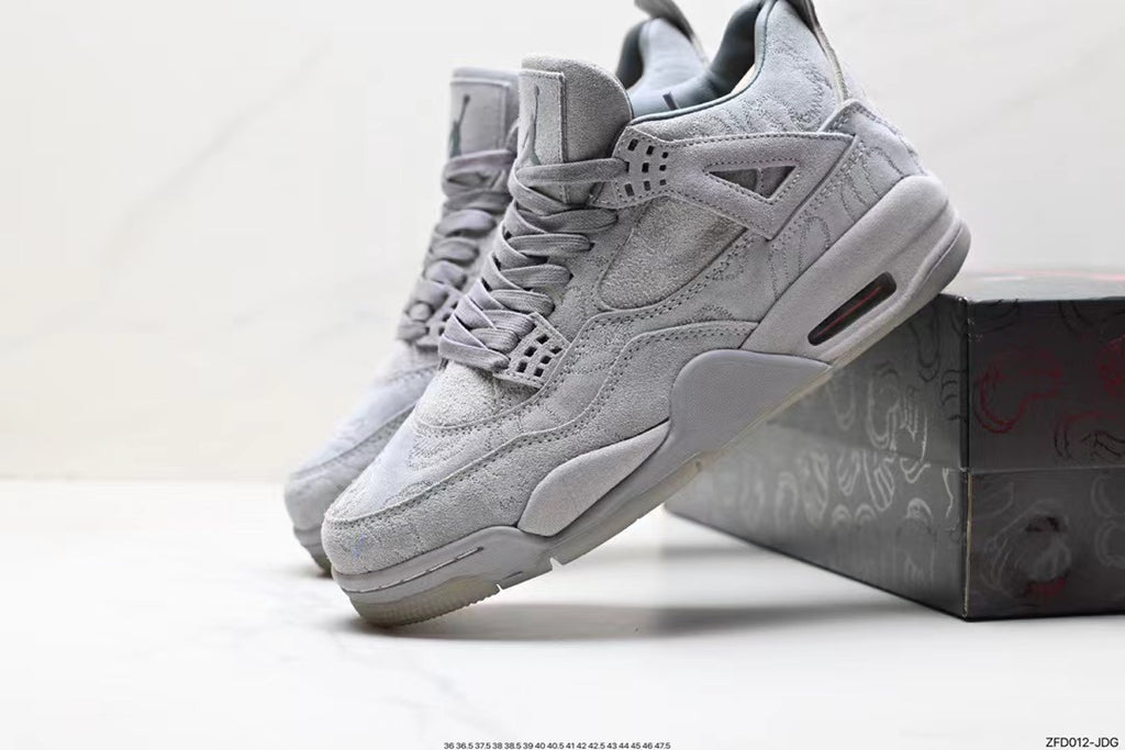Tenis Jordan 4 Retro Gris Claro.
