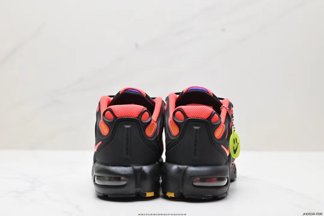 Tenis Air Max Plus Negros Rojo.