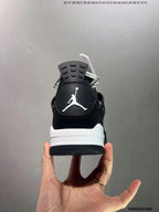 Tenis Jordan 4 Retro Negro Blanco.