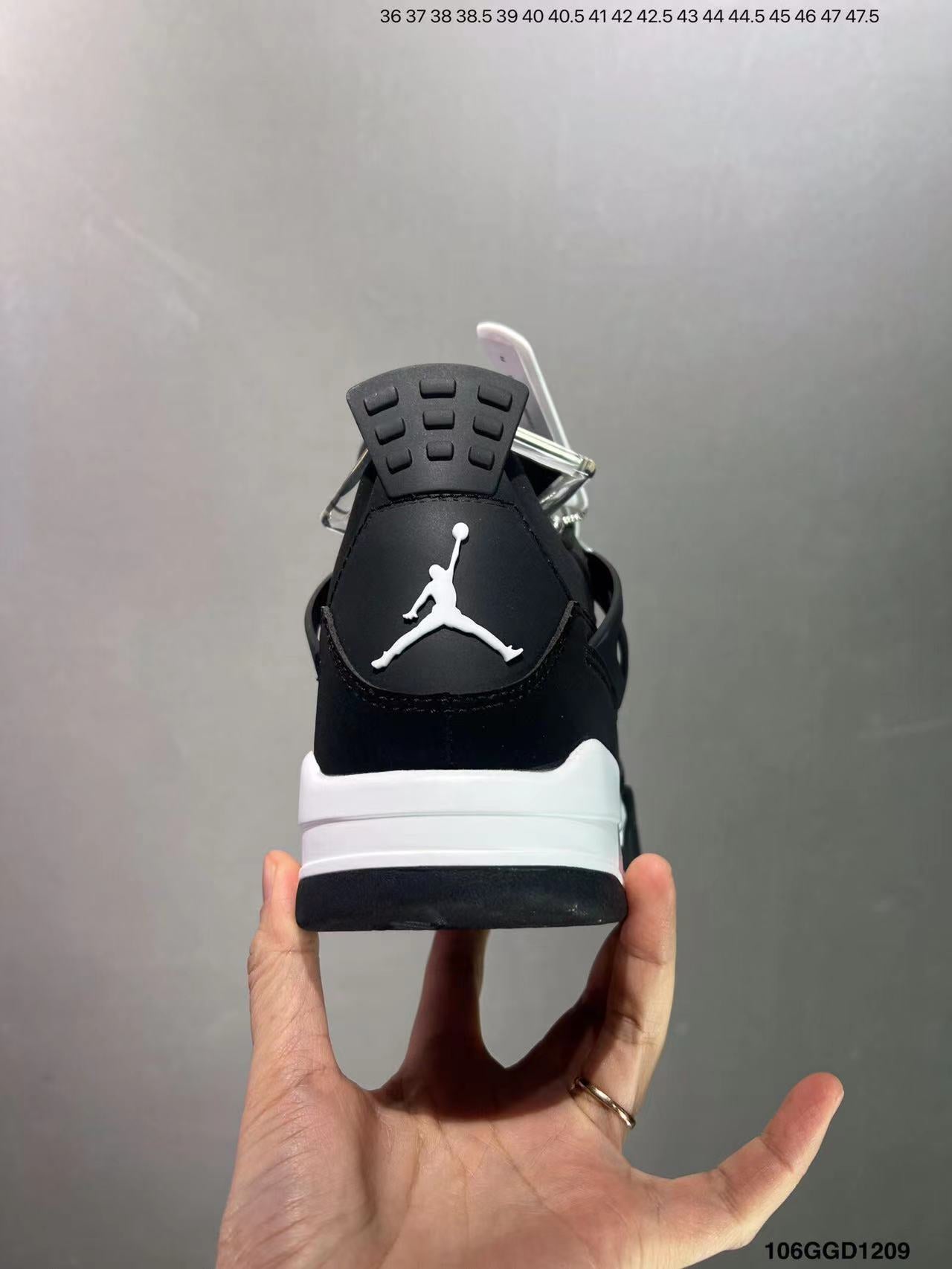 Tenis Jordan 4 Retro Negro Blanco.