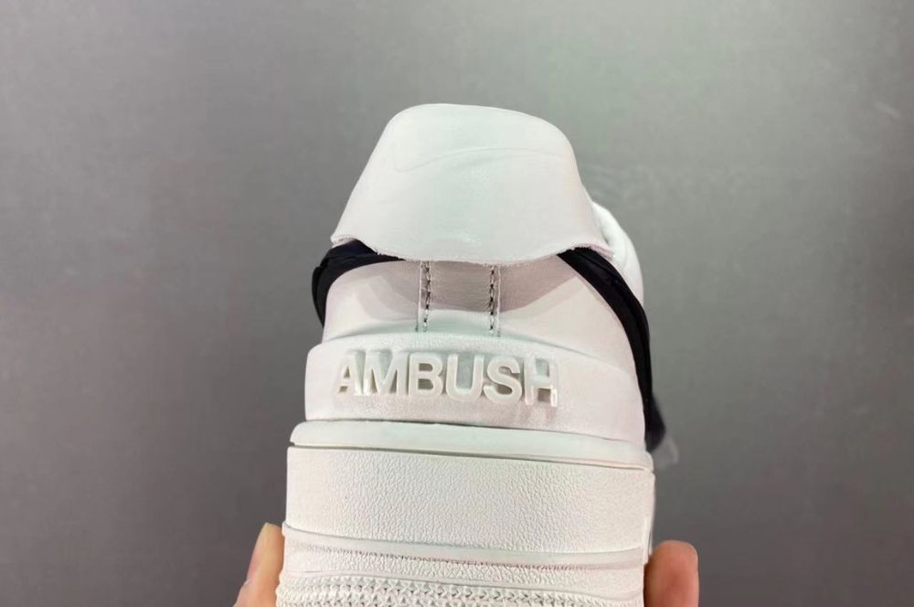 Tenis Air Force 1 AMBUSH Blanco Negro