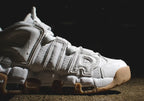 Tenis Air More Uptempo Blanco Cafe.