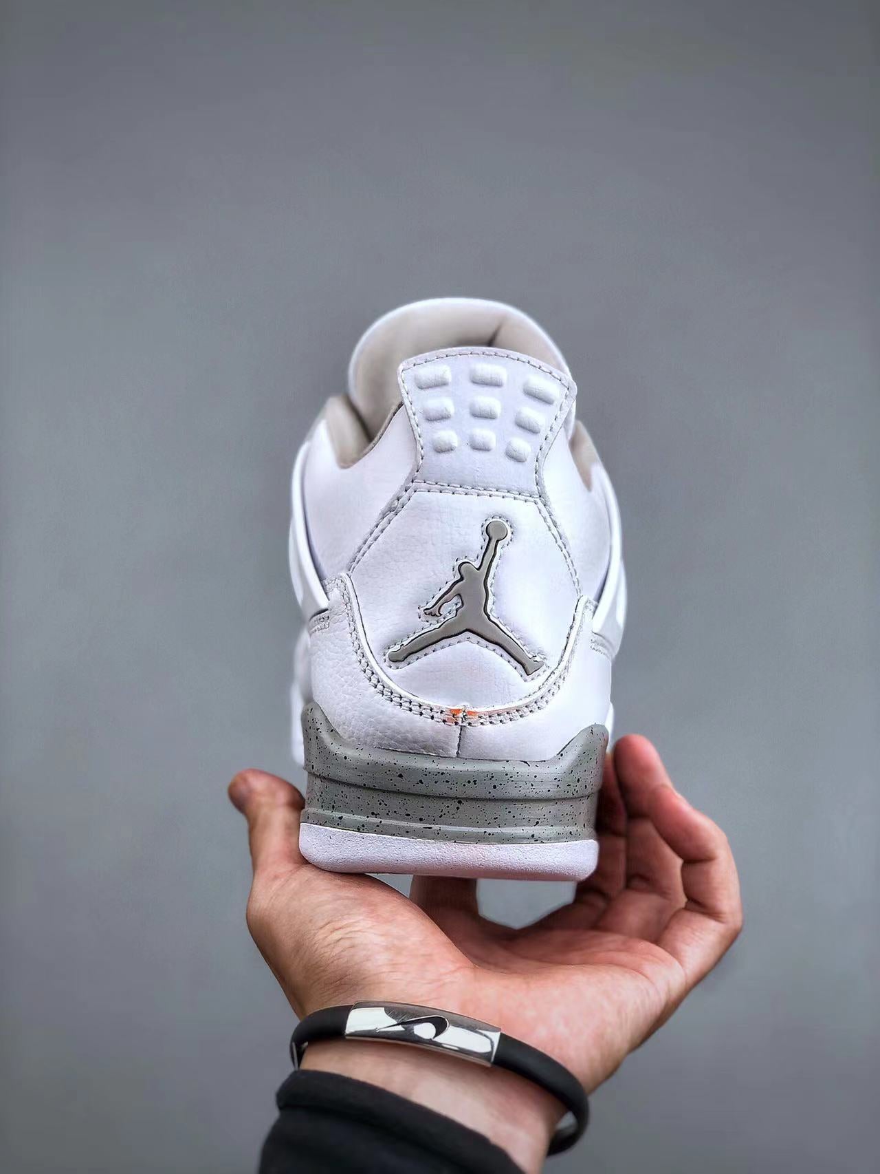 Tenis Jordan 4 Retro Blanco Gris.