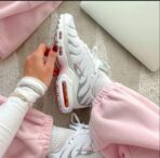 Tenis Air Max Plus Tn rosa blanco.