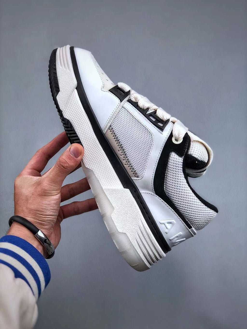 Tenis Amiri Blanco Negro.