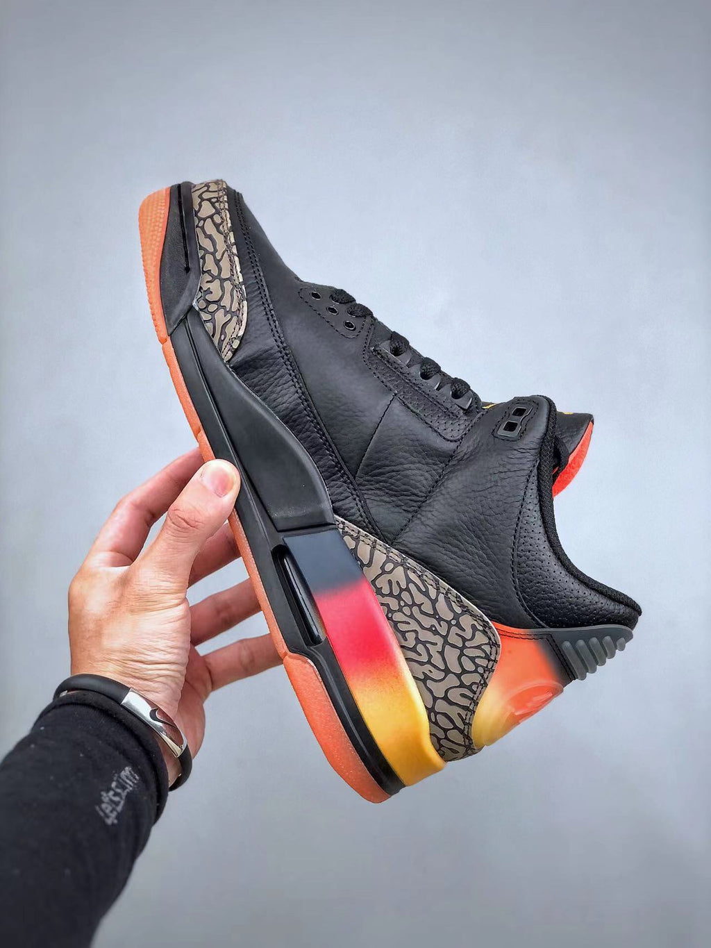 Tenis Jordan 3 Retro Negro Suela Naranja.