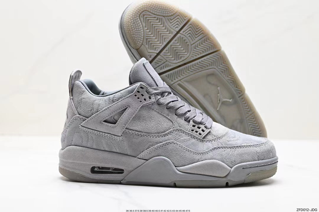 Tenis Jordan 4 Retro Gris Claro.