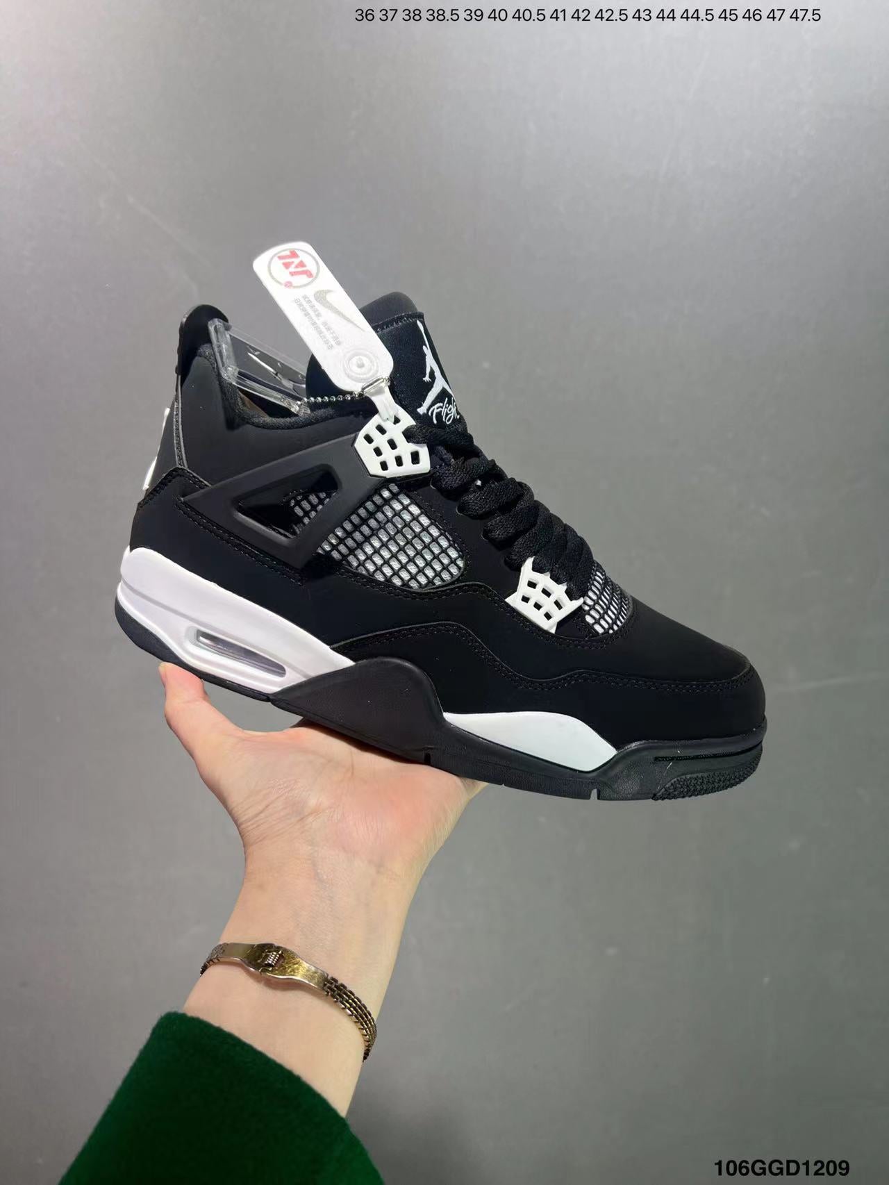 Tenis Jordan 4 Retro Negro Blanco.