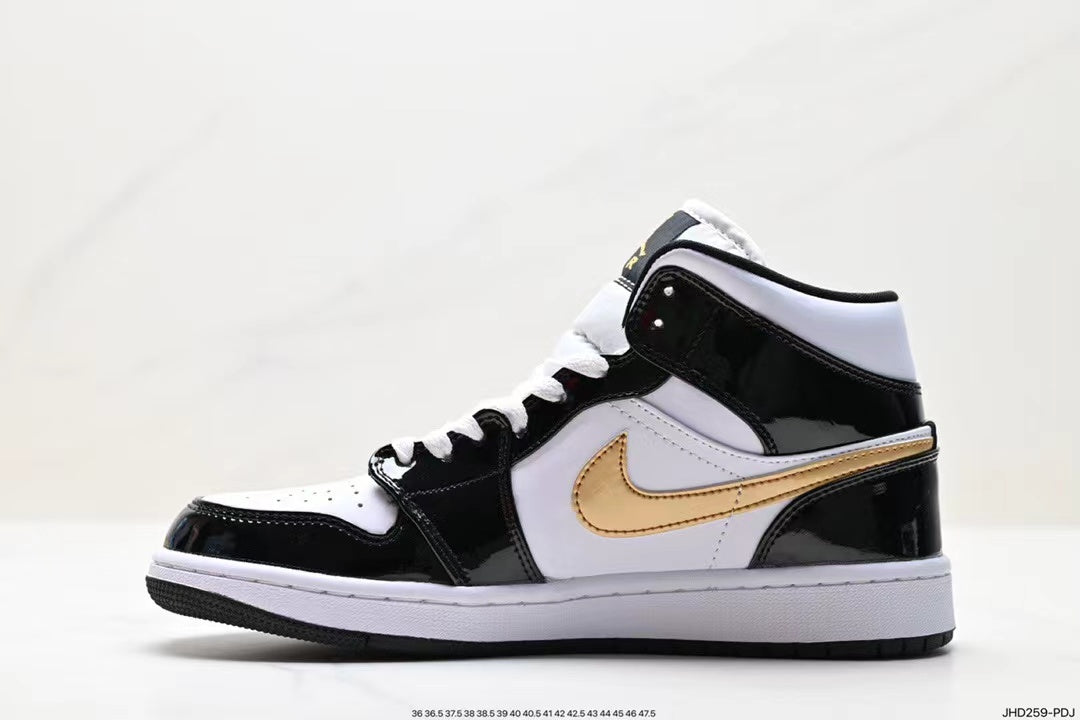 Tenis Jordan 1 Retro Negro Blanco.