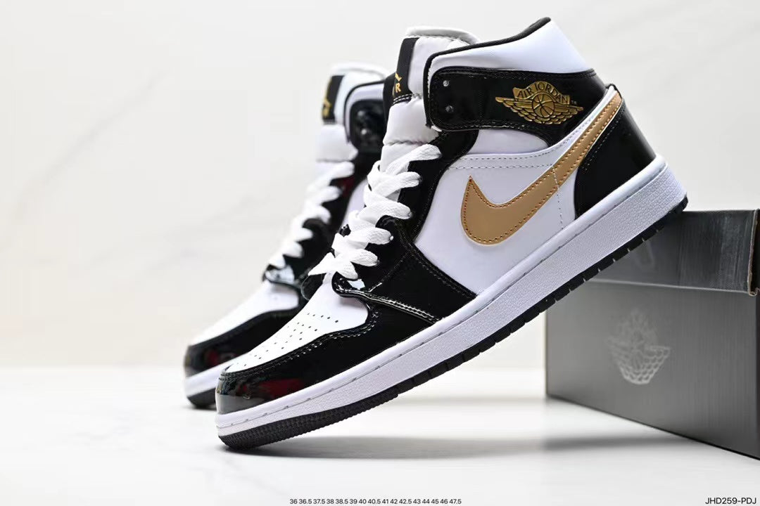 Tenis Jordan 1 Retro Negro Blanco.