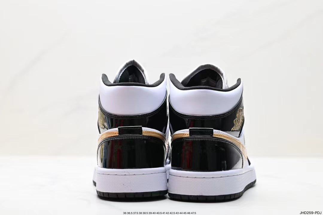 Tenis Jordan 1 Retro Negro Blanco.