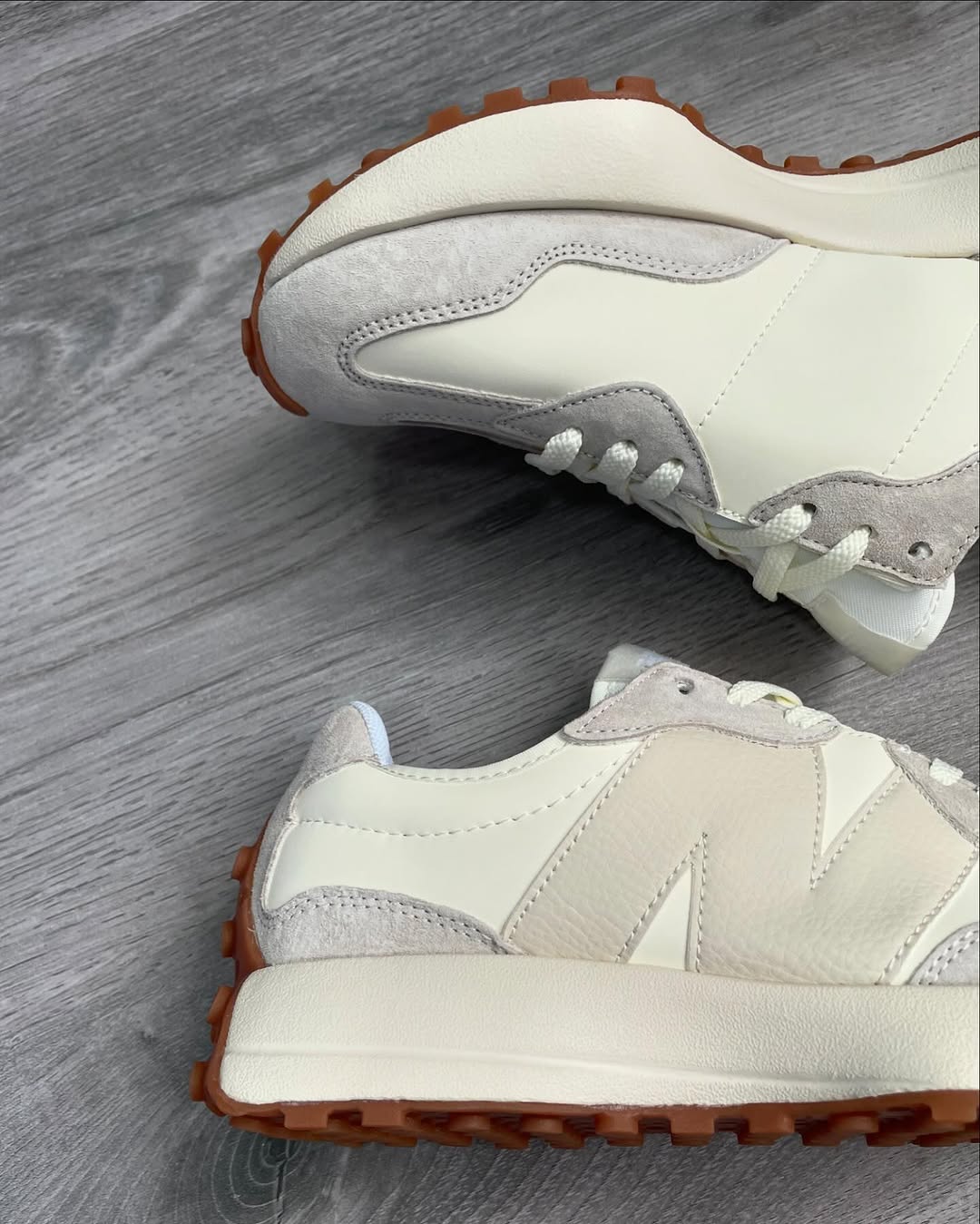 Tenis New Balance 327 Blanco Azul Claro.
