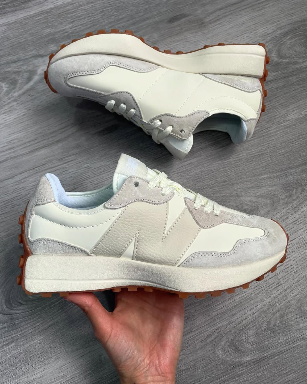 Tenis New Balance 327 Blanco Azul Claro.