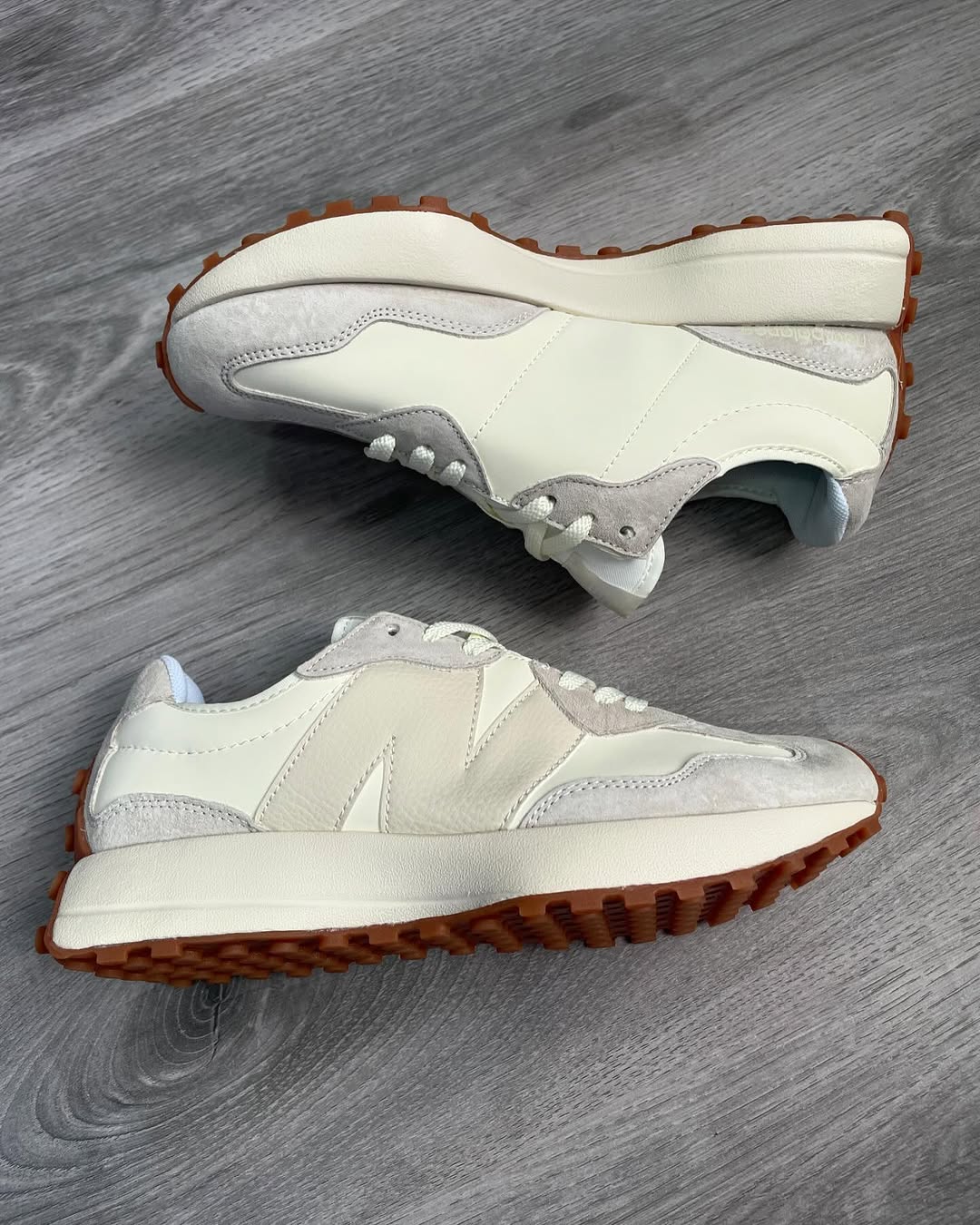 Tenis New Balance 327 Blanco Azul Claro.