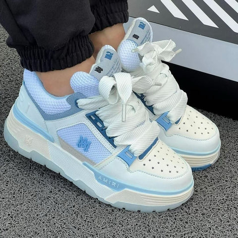 Tenis Amiri Blanco Azul Claro.
