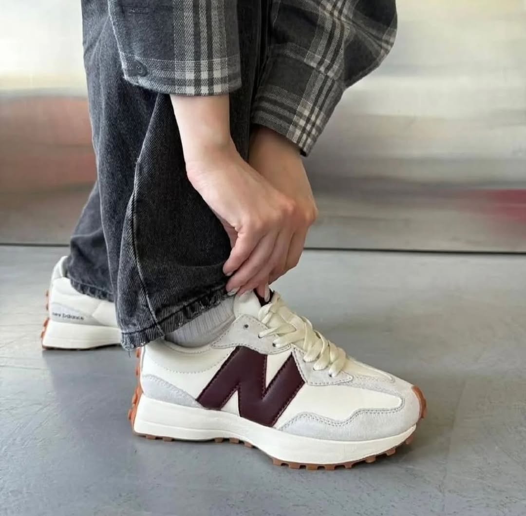 Tenis New Balance 327 Blanco Rojo.