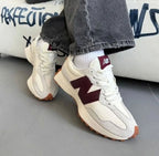 Tenis New Balance 327 Blanco Rojo.