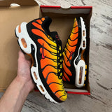 Tenis Air Max Plus Tn Naranja Negro.