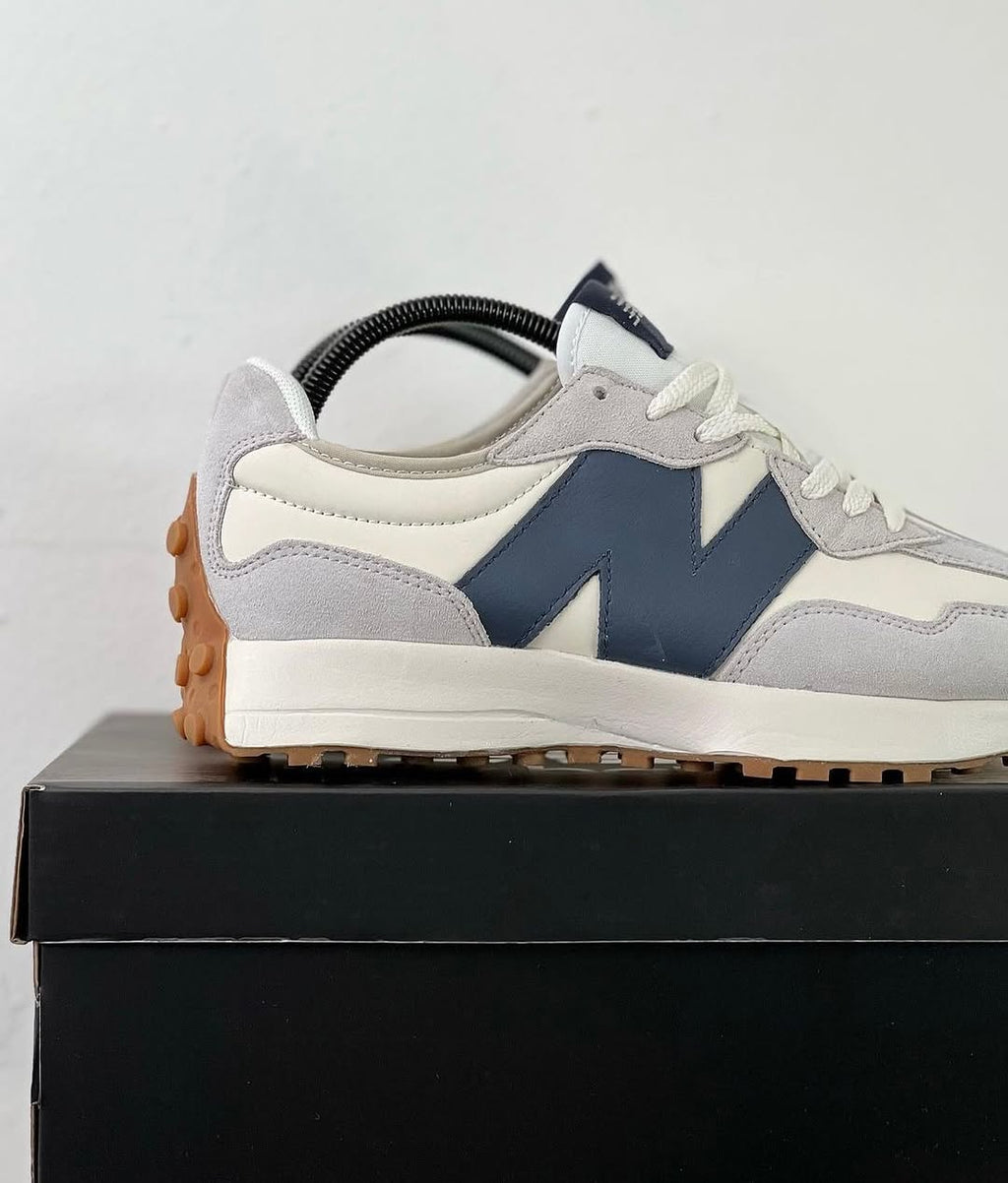 Tenis New Balance 327 Blanco Azul Oscuro.