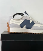 Tenis New Balance 327 Blanco Azul Oscuro.