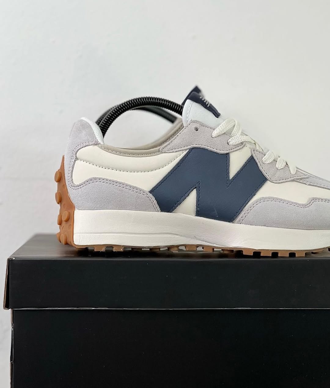 Tenis New Balance 327 Blanco Azul Oscuro.