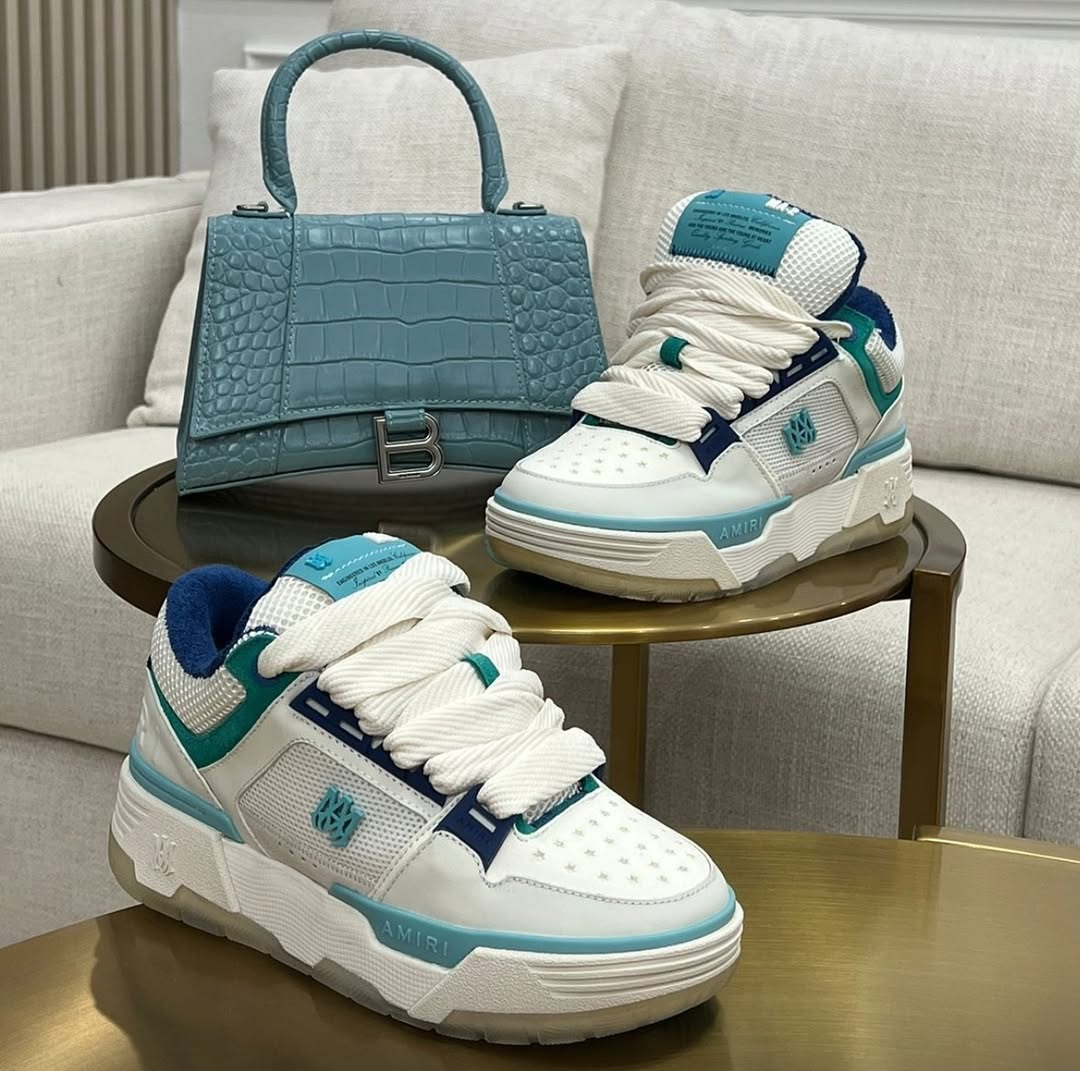 Tenis Amiri Blanco Azul Claro.