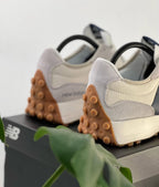 Tenis New Balance 327 Blanco Azul Oscuro.