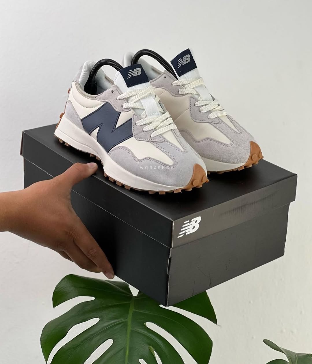Tenis New Balance 327 Blanco Azul Oscuro.