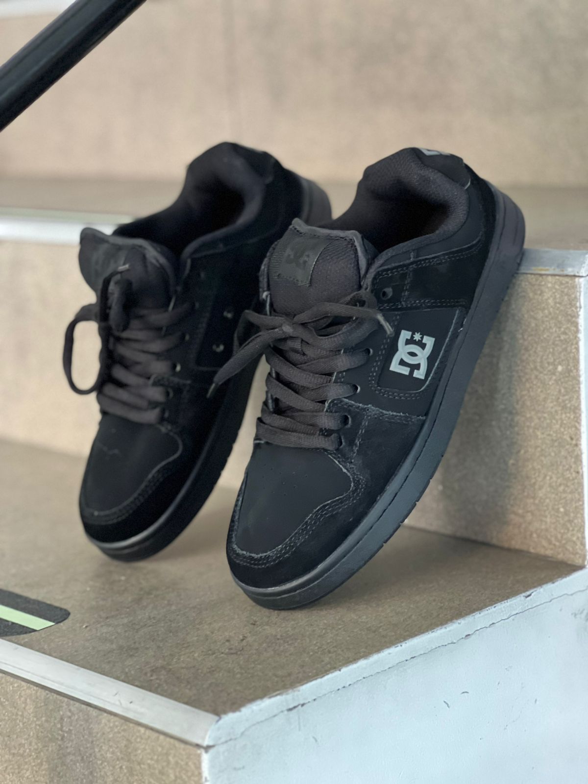 Tenis DC Negros.