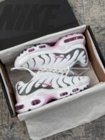 Tenis Air Max Plus Tn rosa blanco.