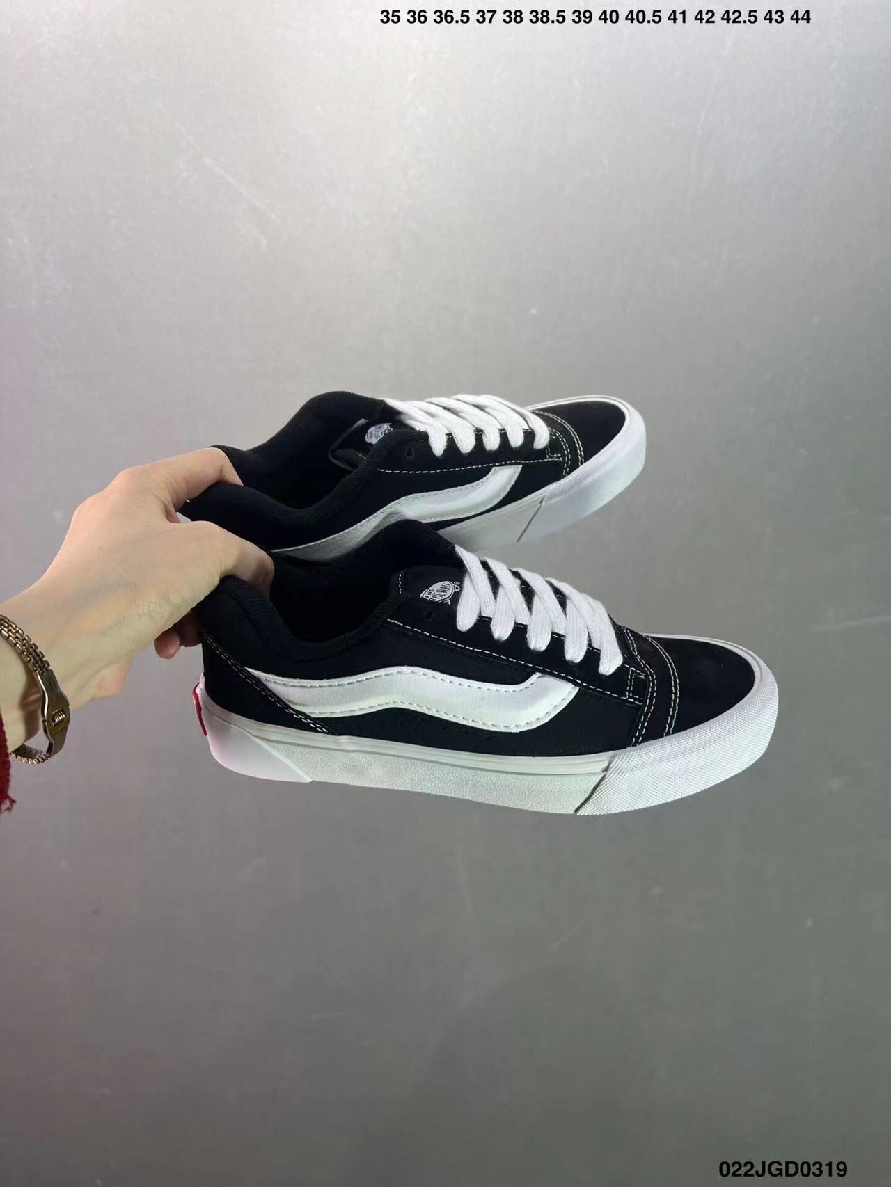 Tenis Vans Clasicas Negro Blanco.