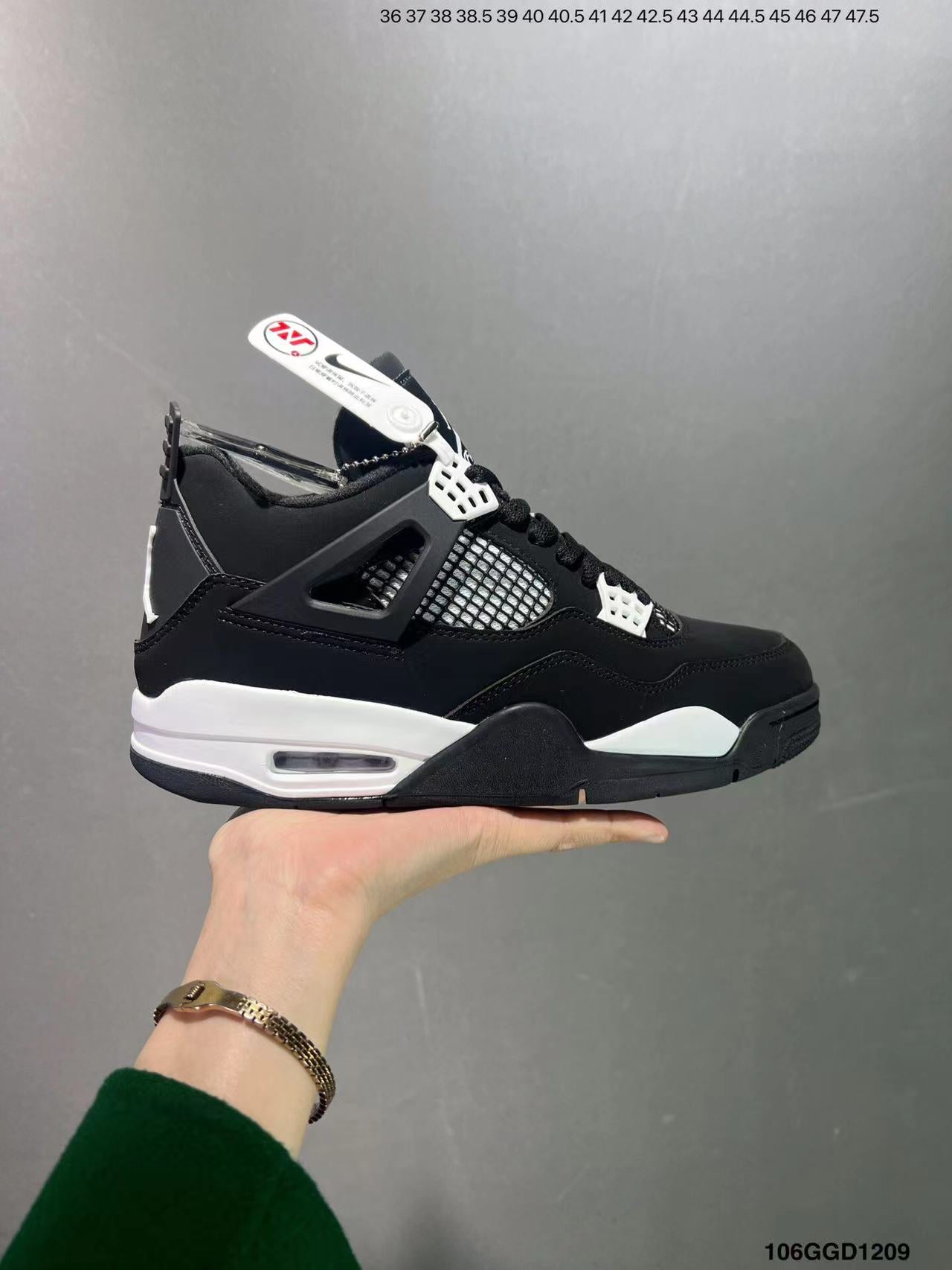 Tenis Jordan 4 Retro Negro Blanco.