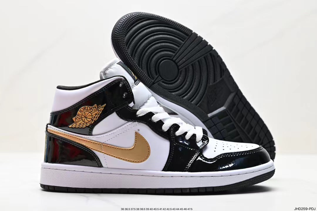 Tenis Jordan 1 Retro Negro Blanco.