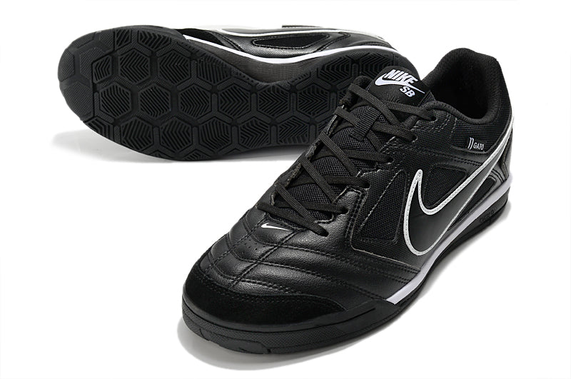 Zapatillas Supreme SB Gato Negro suela goma negra.