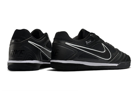 Zapatillas Supreme SB Gato Negro suela goma negra.