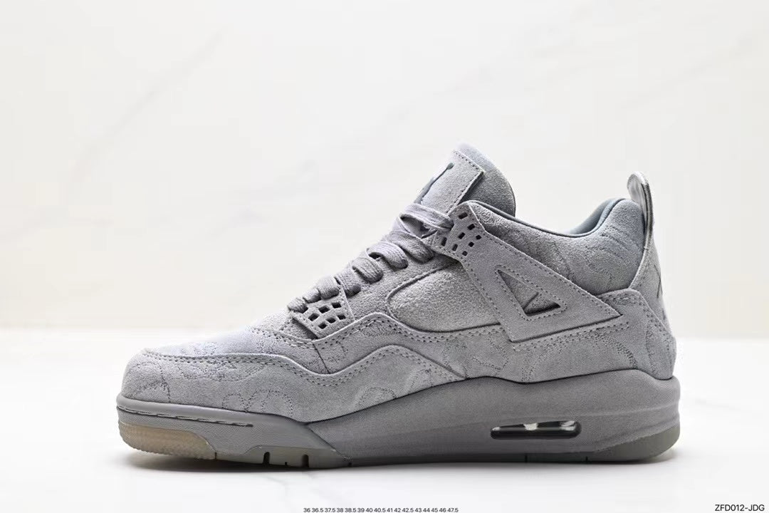 Tenis Jordan 4 Retro Gris Claro.